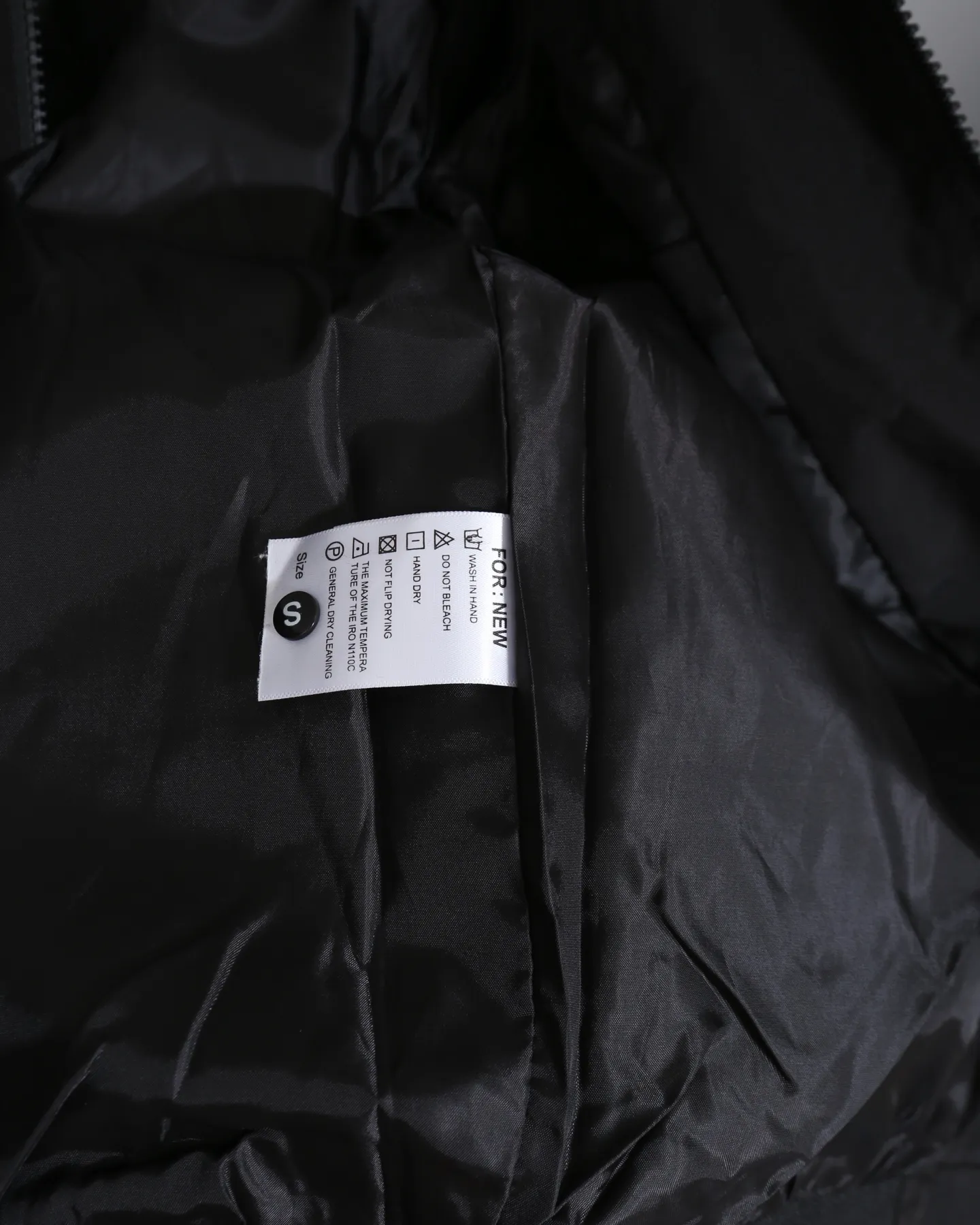 P310 Chrome Hearts / Chrome Hearts Beaded Baseball Jacket - Genuine pattern, 1:1 comparison of every detail! The upper body style is suitable for celebrities and Internet celebrities, and the style is loose and not flattering on the figure! - All accessories are made from molds. There are four cross rivets on the whole dress. The two cross rivets on the sleeves are definitely the biggest highlight this year! - The same style for men and women, no matter the body shape, the upper body is handsome! Color: Black Size: S-XL